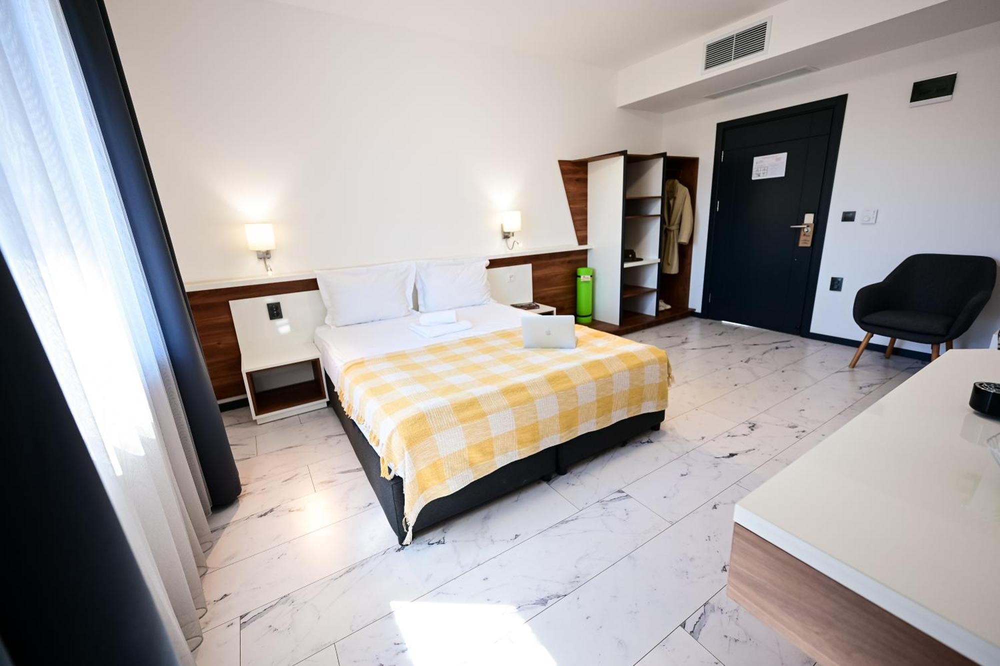 Rubo Hotel Shumen Bagian luar foto